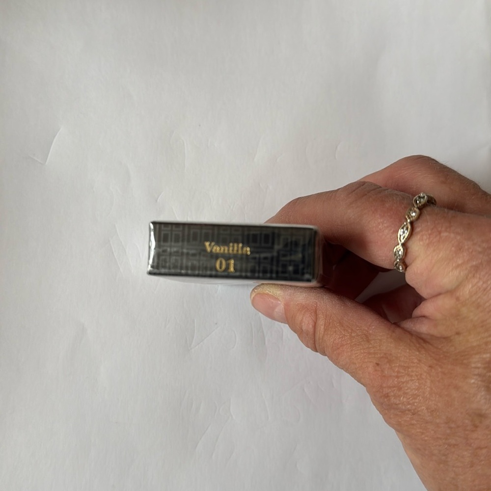 NEW Elizabeth Arden Color Intrigue Eyeshadow “Vanilla" #01 - Picture 4 of 4